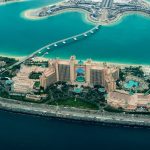 Dubai városképe a felhőkarcolókkal és a tengerrel