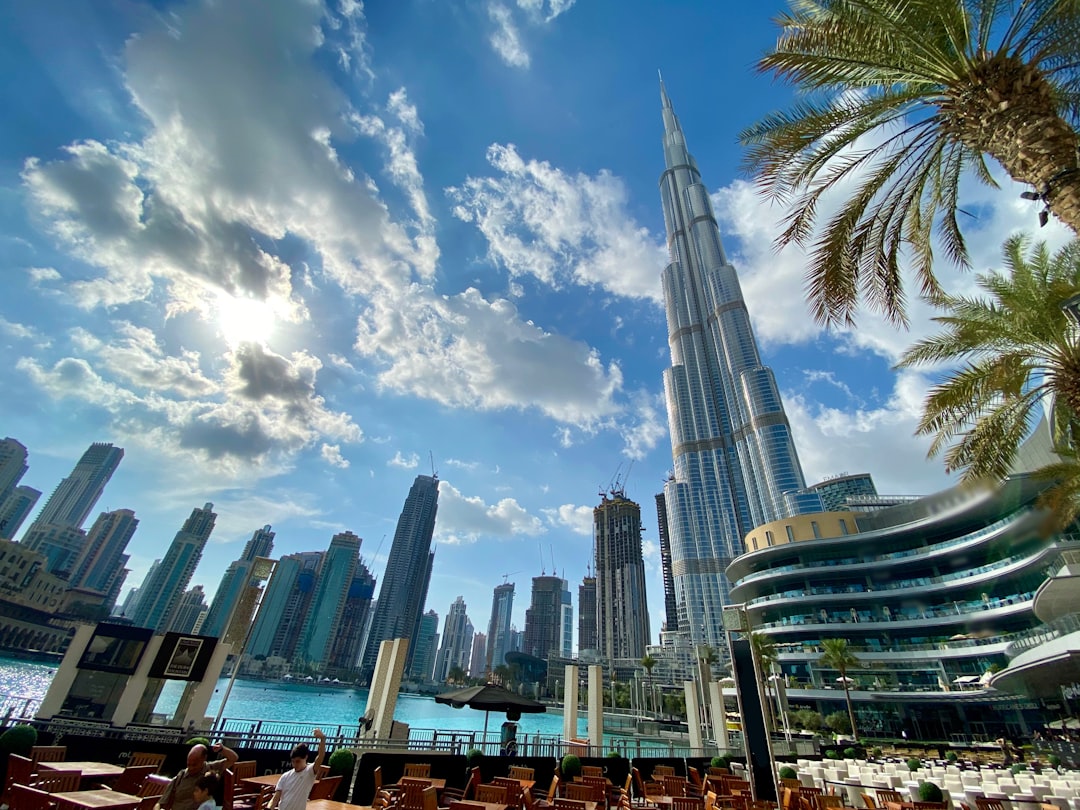 Dubai városképe a felhőkarcolókkal és a tengerrel