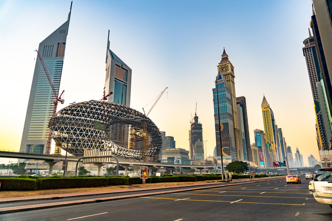Dubai városképe éjszaka, felhőkarcolókkal