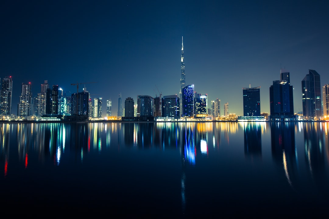 Dubai városképe éjszaka, felhőkarcolókkal