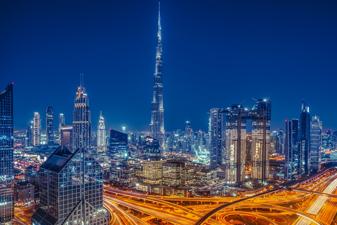 Dubai látkép, modern épületekkel és befektetési lehetőségekkel