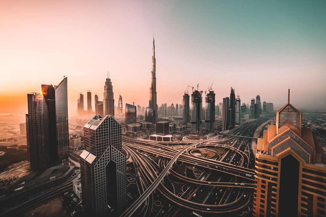 A modern Dubai városképe, felhőkarcolókkal