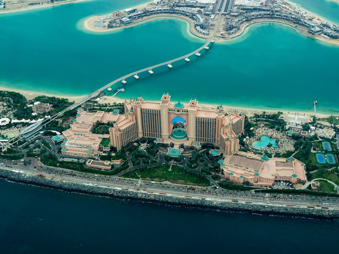 Dubai városképe a felhőkarcolókkal és a tengerrel
